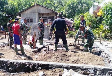 WARGA DUASUDARA MENGAKU SENANG RUMAHNYA DI BEDAH SATGAS TMMD 105