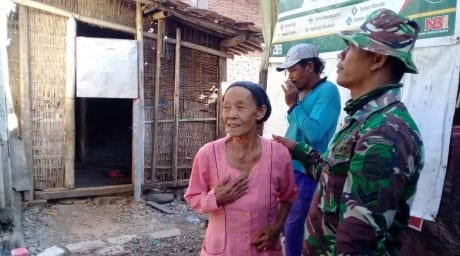 Menangis Saat Rumahnya “Dibongkar” Tentara