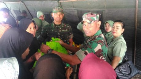 Di Hari Ke-13 Kodim 0510/Trs Bagikan Sembako di Lokasi TMMD
