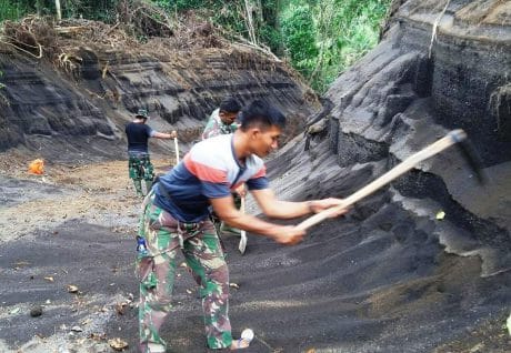 AKSES JALAN PENGHUBUNG DI TIGA KELURAHAN DI RAPIKAN SATGAS TMMD KODIM BITUNG