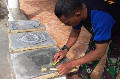 KEPIAWAIAN ANGGOTA SATGAS TMMD BUAT PRASASTI KANTOR TIGA PILAR