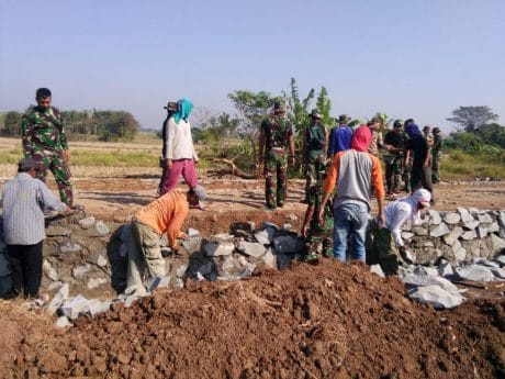 Kita Sukseskan Program TMMD Ke 105 Melalui Pembangunan Jalan Di Desa Blukbuk