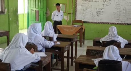 Jalan Dibangun TNI, Anak-Anak Ke sekolah Lancar