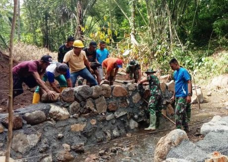 DI TMMD KE-105 KODIM 1310/BITUNG, KEBERSAMAAN TNI DAN RAKYAT TAK TERPISAHKAN