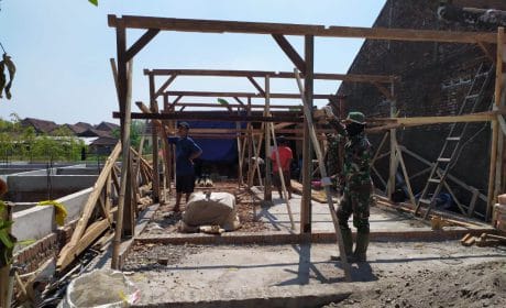 TNI Terus Kebut  Perehabpan Rumah Zaeni