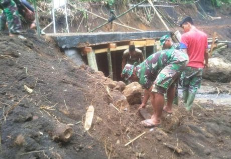 GOTONG ROYONG MEMBANTU PERCEPATAN PEMBANGUNAN PEMERINTAH