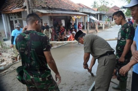 Pegawai Kecamatan Turun Gunung Bantu Satgas TMMD 105 Kronjo