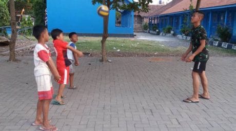 Atasi Rasa Jenuh, Satgas TMMD Ajak Anak-Anak  Main Bola Voli