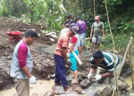 SEJAK PAGI HINGGA SORE HARI SATGAS TMMD 105 DAN WARGA DUASUDARA BAHU MEMBAHU