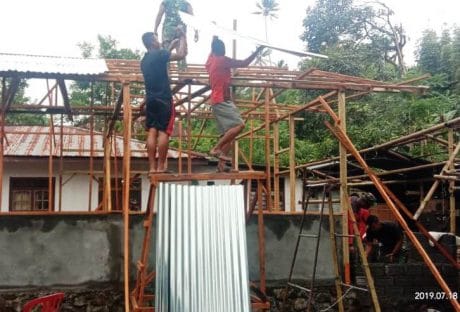 KERJA KERAS SATGAS DAN WARGA SELESAIKAN BEDAH RUMAH