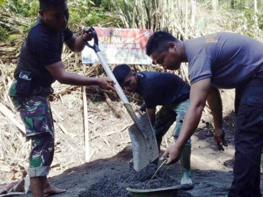 PIHAK POLRI BANTU SUKSESKAN PROGRAM TMMD KE105 KODIM 1310/BITUNG