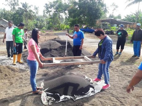WARGA KELURAHAN TETANGGA, JUGA IKUT BANTU KERJA DI TMMD KE-105 KODIM 1310/BITUNG