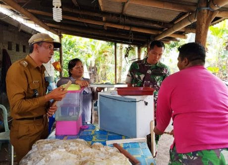 DANSATGAS TMMD KE-105 KODIM 1310/BITUNG TURUN TANGAN RAKIT ALAT PENETAS TELUR