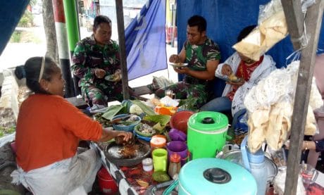 Kagum Melihat Keakraban Tentara Dengan Warga