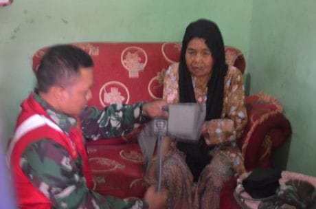 Dikunjungi Tim Kesehatan Kesdam Jaya, Nenek Fatimah Sumringah