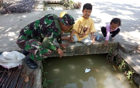 Satgas TMMD Yang Pandai Mengambil Hati Anak-Anak