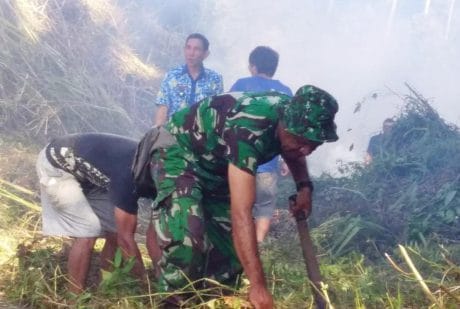 SAAT BEKERJA BERSAMA DANDIM 1310/BITUNG DI LOKASI TMMD, WARGA SANGAT BERSEMANGAT