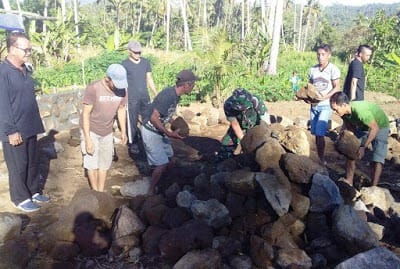 WARGA KOMPAK BANTU TNI DEMI SUKSESKAN TMMD KE-105 DI WILAYAH KODIM 1310/BITUNG