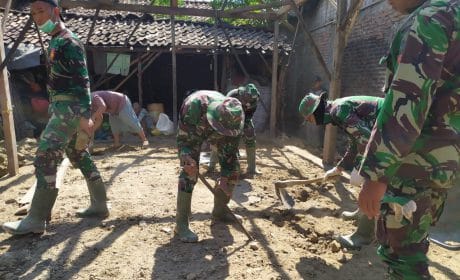 Dengan Alat Manual, TNI Satgas TMMD Rampungkan Rehab RTLH