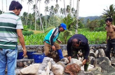 BERSATU DAN BERGOTONG ROYONG TNI DAN RAKYAT, WUJUD NYATA KEMANUNGGALAN DI LOKASI TMMD 105 KODIM 1310/BITUNG
