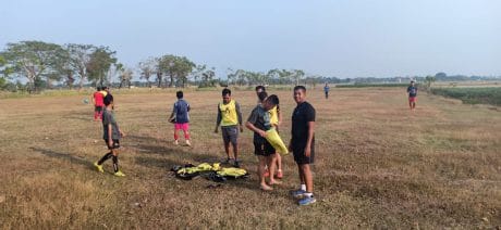 Minggu Ceria, TNI & Warga Tanding Sepakbola di TMMD 105 Kronjo