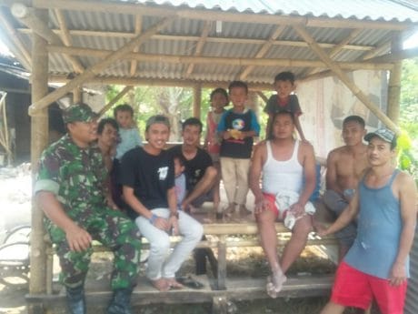 Isi Waktu Luang, Anggota Satgas TMMD Anjangsana ke Pos Ronda