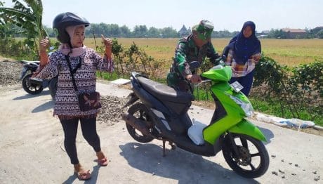 Maturnuwun Pak Tentara, untuk ada Pak Tentara dan mau membantu membenahi motor saya yang mogok
