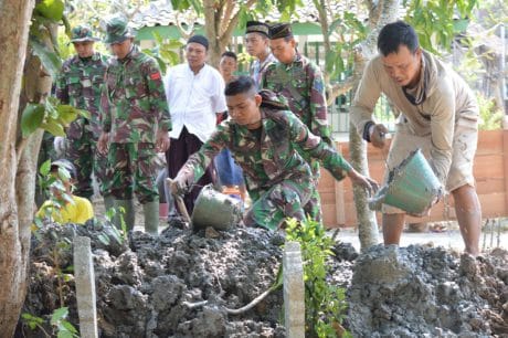 Personil Satgas TMMD Ke-105 Bantu Pemakaman Warga Meninggal