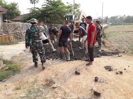 Cangkul dan Sekop Jadi Senjata Satgas TMMD Kronjo