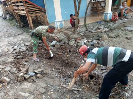 Anggota Satgas TMMD Ke 105 Mempercepat Pembanguan Jalan