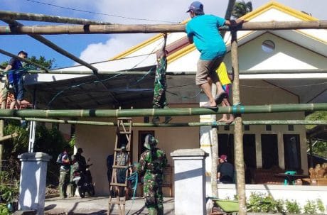 MEWAKILI DANSATGAS TMMD KE-105, DAN SSK SAMPAIKAN TURUT BERDUKACITA ATAS MENINGGALNYA SALAH SATU WARGA DUASUDARA