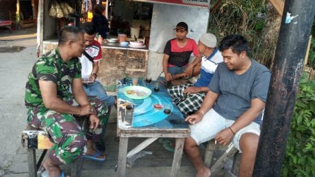 Ngopi Bareng di Lokasi TMMD, Sarana Efektif Jalin Silahturahmi
