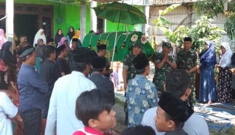 Meski Tugas Menggunung, Sejumlah Satgas TMMD Sempatkan Takziah
