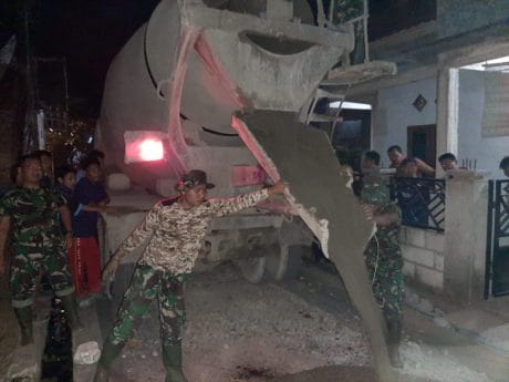 Percepat Pembangunan Satgas TMMD Cor Jalan Hingga Larut Malam