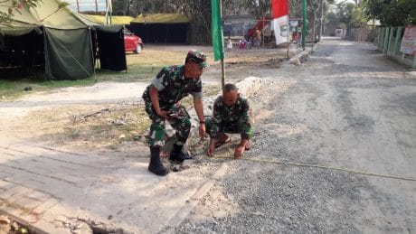 Satgas TMMD 105 Kronjo Ukur Jalan Sebelum Dicor