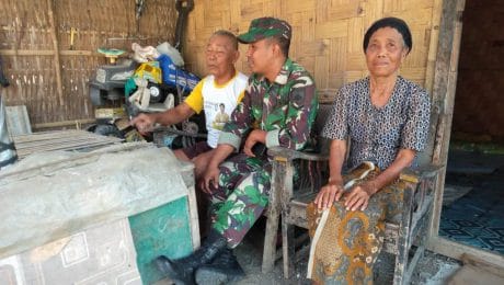 Meski Rumah Tidak Direhab Tentara, Mbah Karmin Tetap Ikut Bahagia