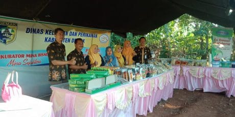 Warga Desa Kalikondang serbu Stand Dinas Kelautan dan Perikanan Kab.Demak di Bazar TMMD Ke 105