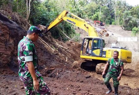 DANDIM 1310/BITUNG TINJAU PENGHALUSAN JALAN PENGHUBUNG