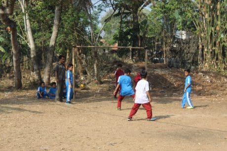 Parada melayani ajakan warga berpose bersama