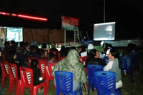 MASYARAKAT NONTON BARENG DI POSKO TMMD KE-105 KODIM 1310/BITUNG