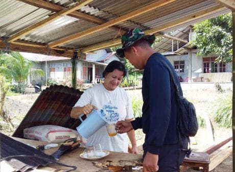 SALING TEGUR SAPA ANTARA WARGA DAN ANGGOTA SATGAS TMMD 105 TERLIHAT AKRAB