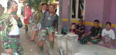 Bercengkrama dengan Warga, Satgas TMMD 105 Kronj