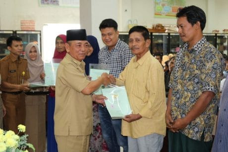 Bupati Pelalawan Serahkan Sertifikat Gratis dari BPN kepada 200 Pelaku UMKM