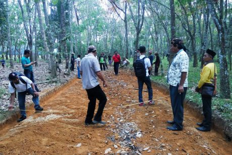 Laksanakan Program PKT, Desa Kemalo Abung, Bangun Jalan Onderlagh