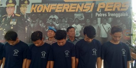 Aniaya Pengemudi Sepeda Motor, 5 Pemuda Masuk Bui