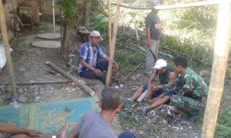 Buat Penerangan,Warga Bikin Tiang Lampu