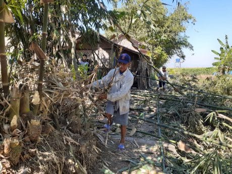 Warga Bikin Tiang Lampu Dari Bambu