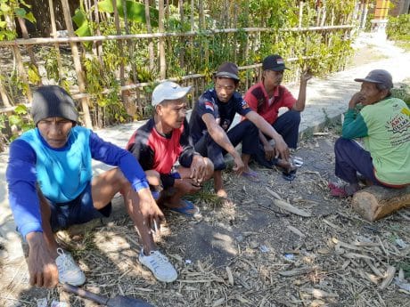 Asyiknya, Satgas TMMD Tegal Buat Tiang Lampu