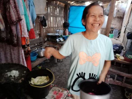 Riangnya Ibu Darsinah Saat Gang Rumahnya Terang