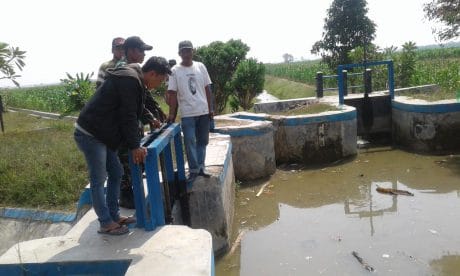 Cek Lokasi Irigasi, Satgas TMMD Tegal Bareng Petugas Irigasi